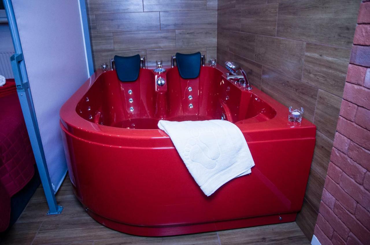 Jacuzzi Apartment Red Краков Экстерьер фото
