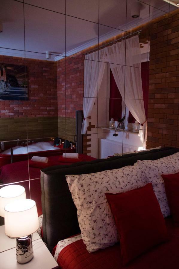 Jacuzzi Apartment Red Краков Экстерьер фото