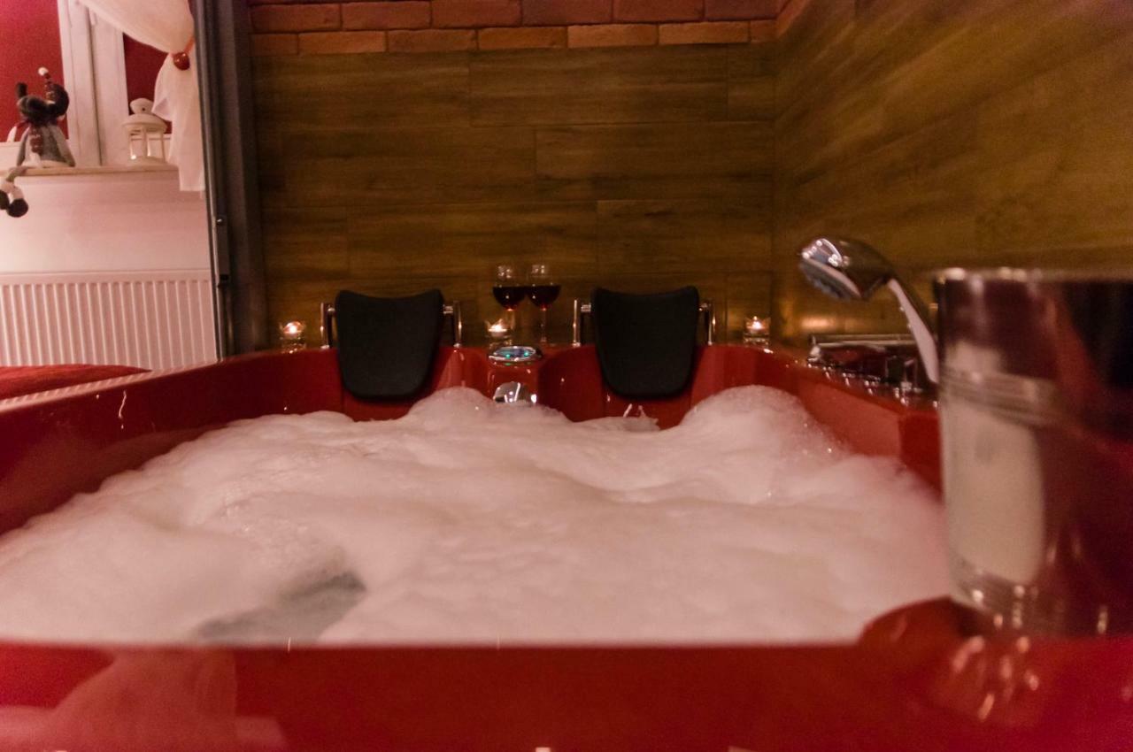 Jacuzzi Apartment Red Краков Экстерьер фото