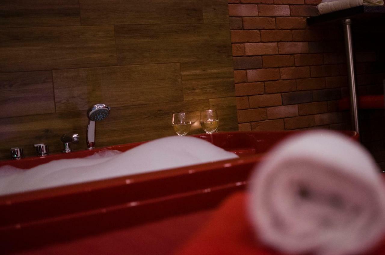 Jacuzzi Apartment Red Краков Экстерьер фото