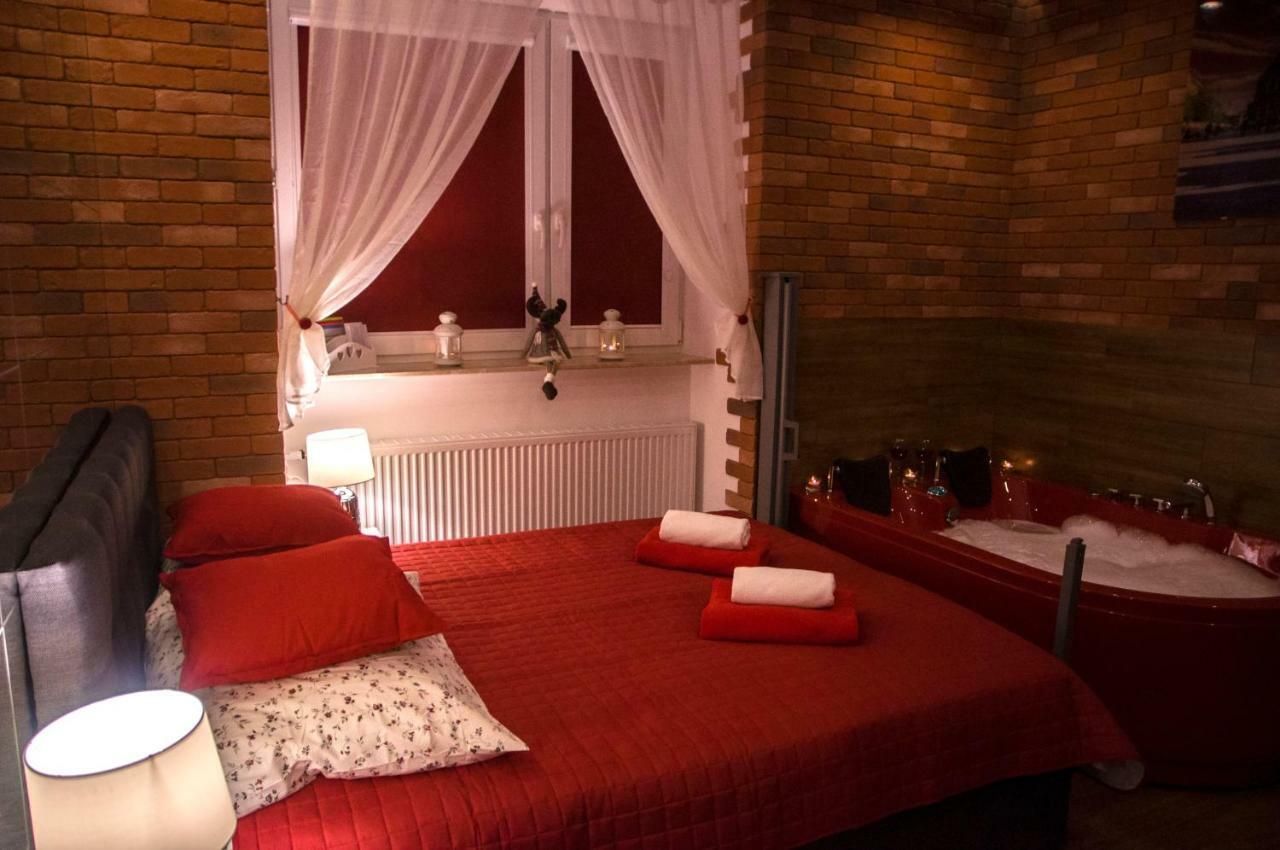 Jacuzzi Apartment Red Краков Экстерьер фото