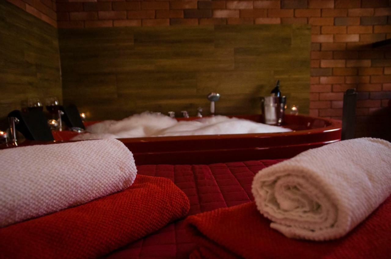 Jacuzzi Apartment Red Краков Экстерьер фото
