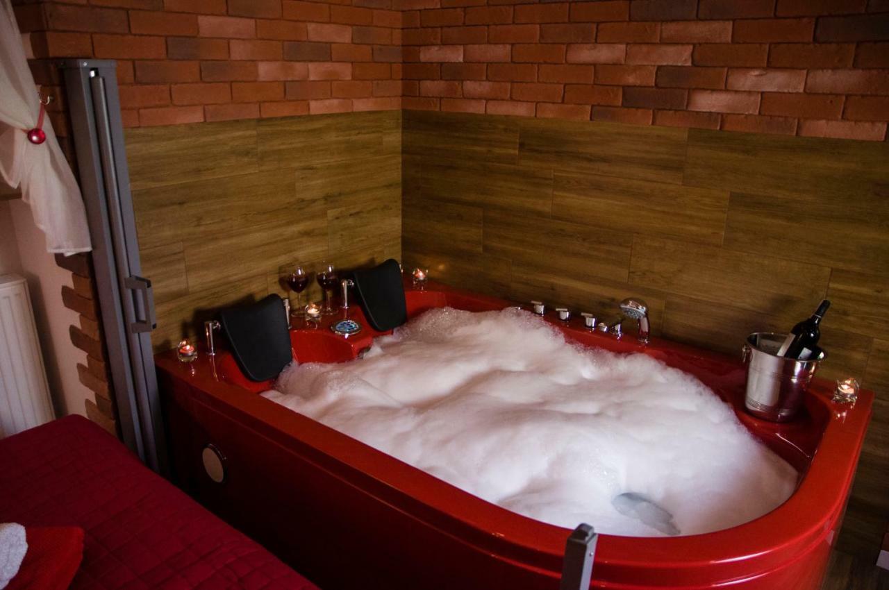 Jacuzzi Apartment Red Краков Экстерьер фото