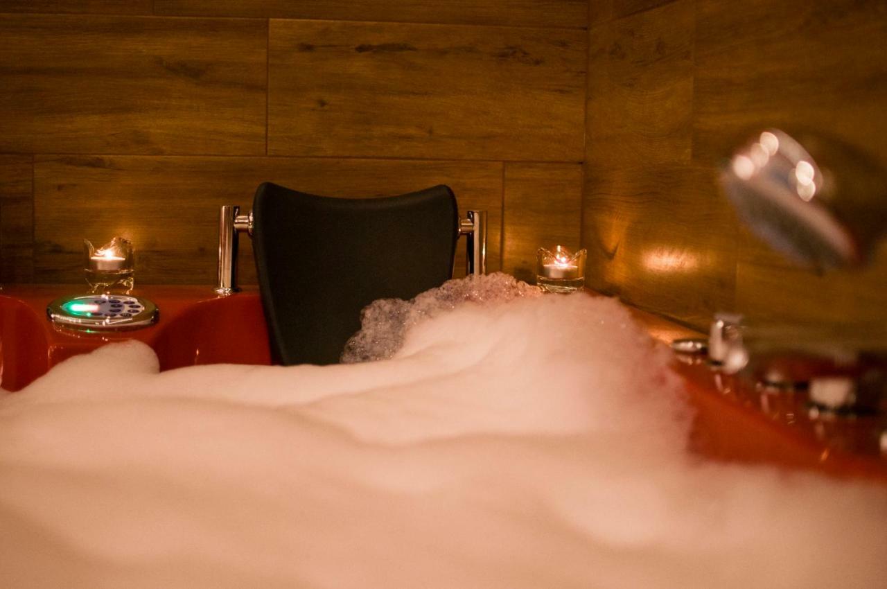 Jacuzzi Apartment Red Краков Экстерьер фото