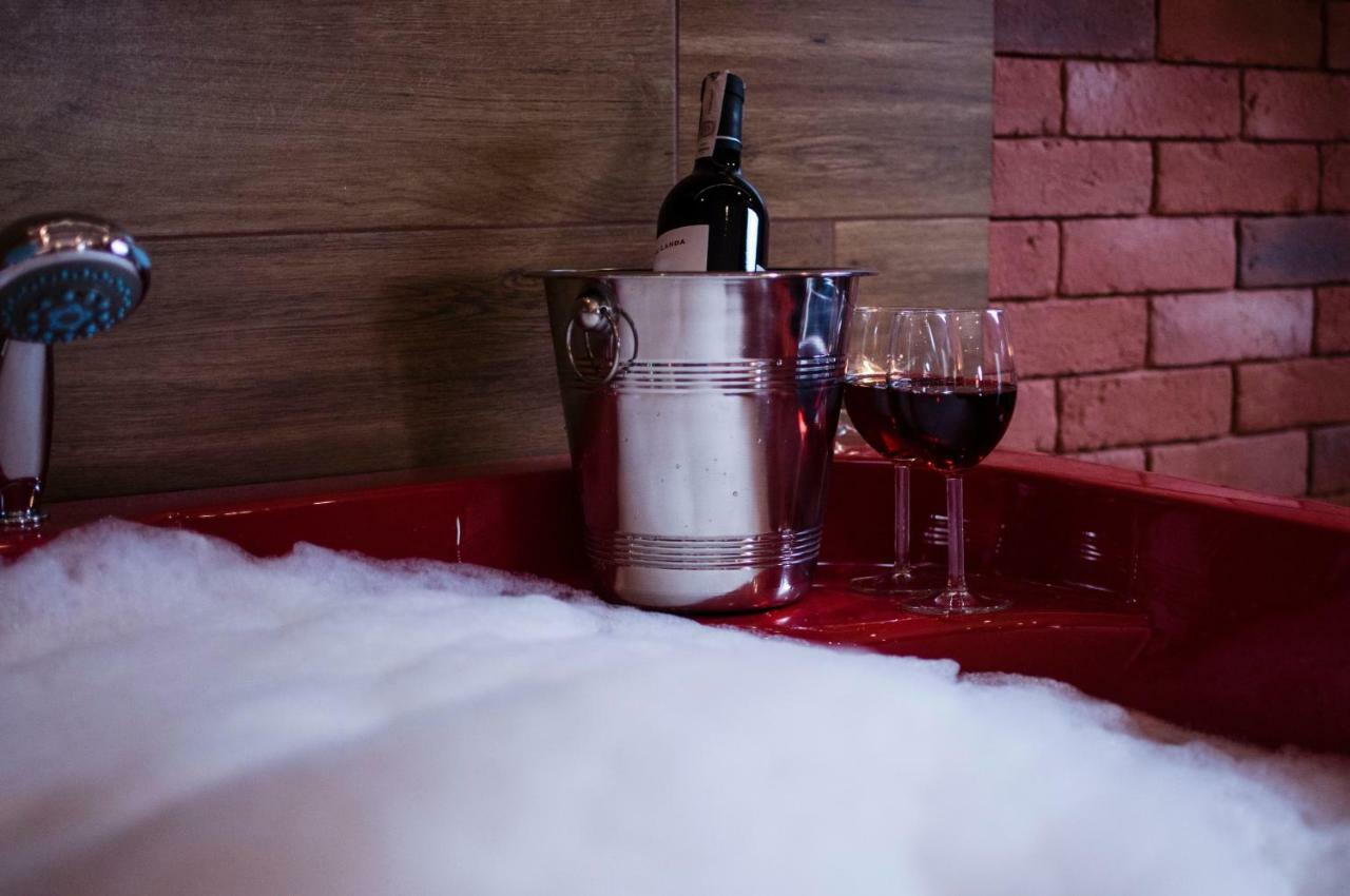 Jacuzzi Apartment Red Краков Экстерьер фото