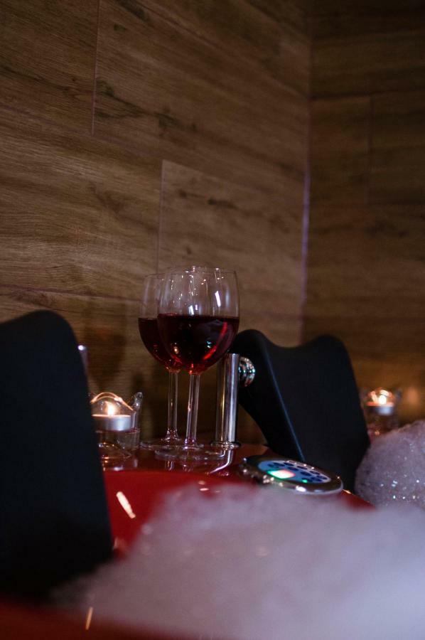 Jacuzzi Apartment Red Краков Экстерьер фото