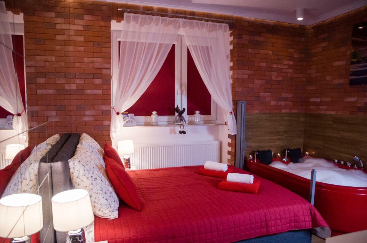 Jacuzzi Apartment Red Краков Экстерьер фото